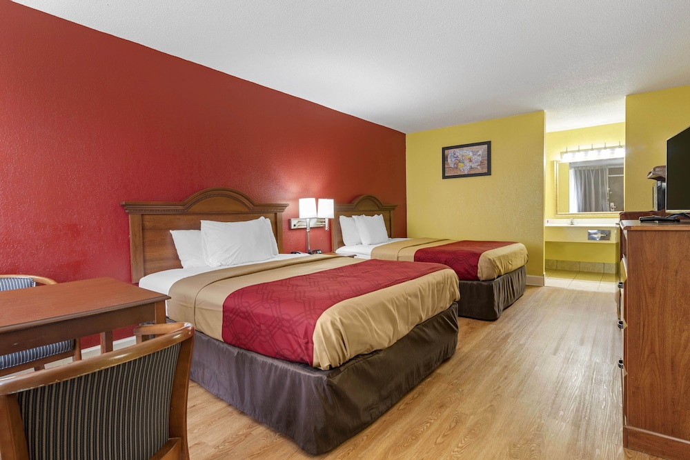 Econo Lodge Douglas - photo 31