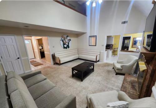 Peaceful Elegant Sleeps 16 With Pool Near Mall 20766438 — Cordova