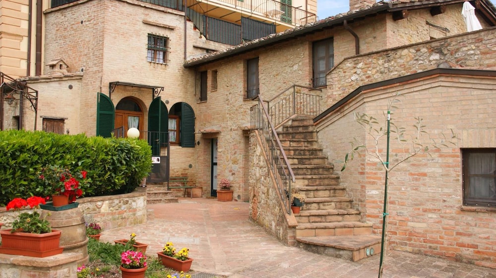 Il Pozzo di Sant'Andrea — 4-Star Luxury Hotel in Siena, Italy