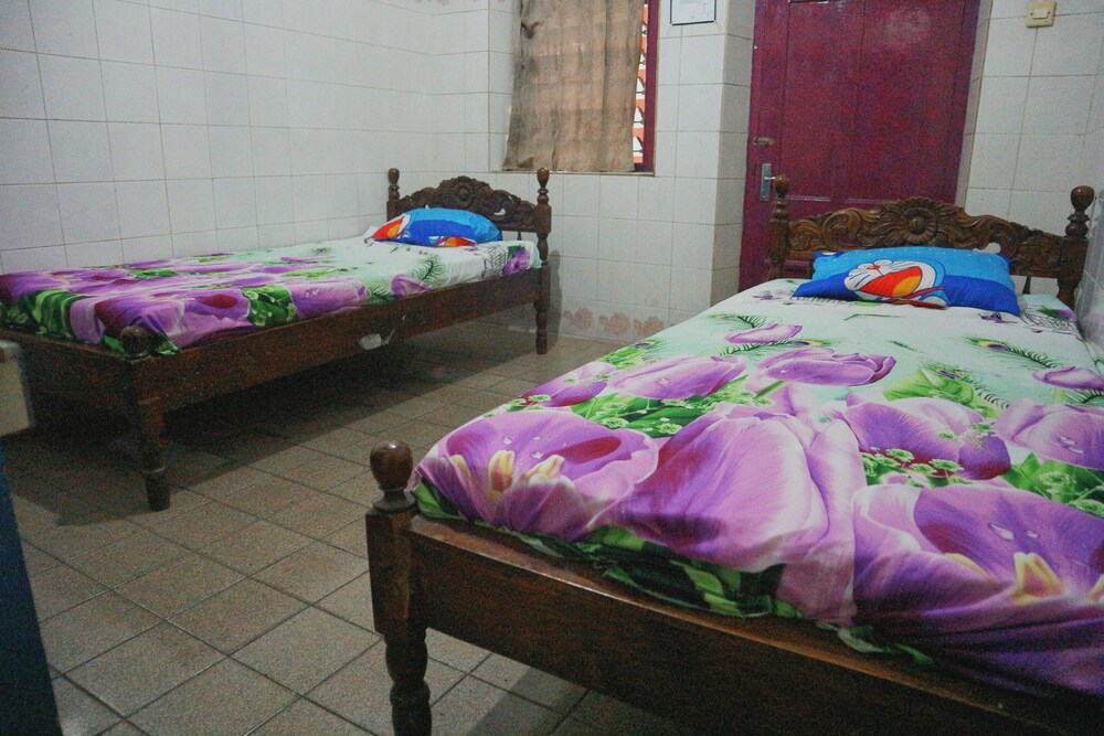 Oyo Life 1972 Aman Family Inn Syariah — Ponorogo