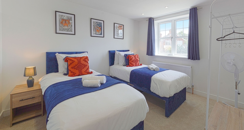 Brand New Modern Houses For Contractors & Families with Free Parking Free WiFi & Netflix By Redwood Stays in Farnborough, United Kingdom