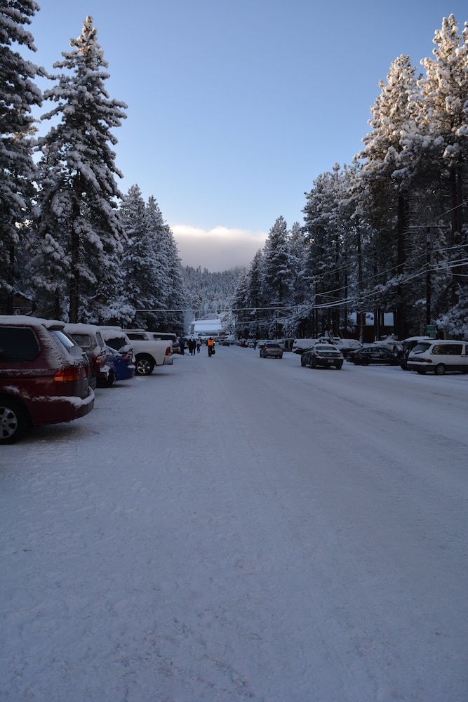 Summit Getaway Condo Affordable and ideally located Wood burning fireplace Walk to Ski Resort - photo 24