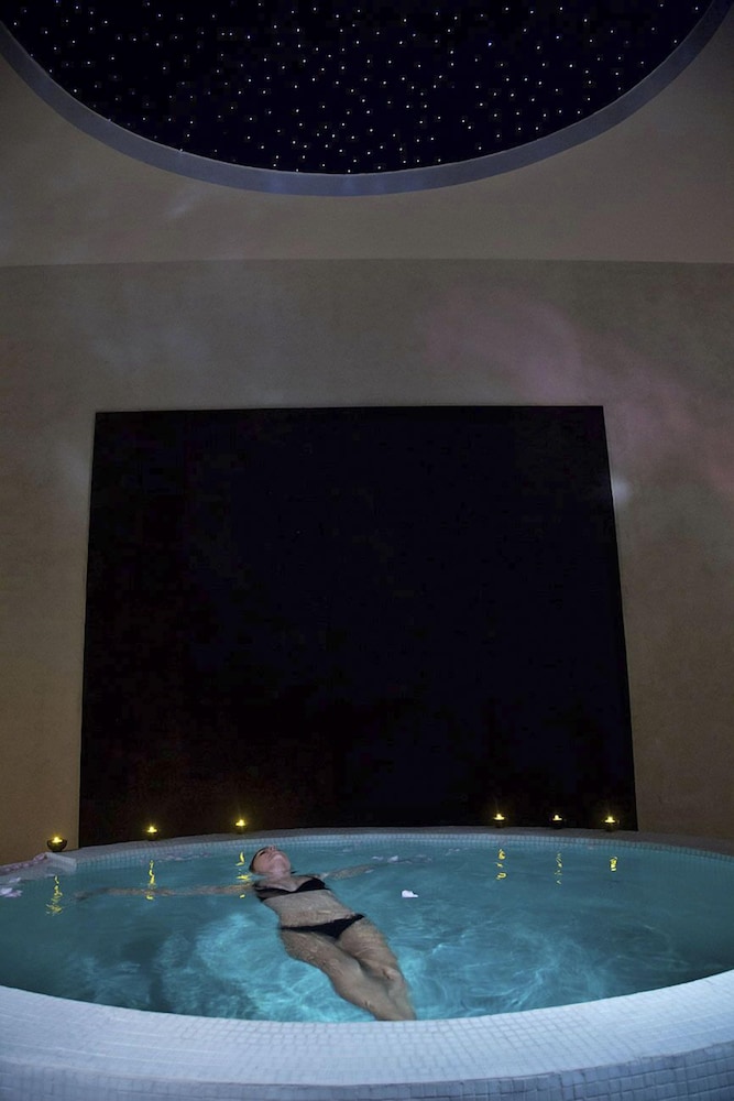 Indoor spa tub