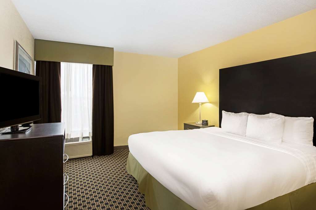 La Quinta Inn & Suites by Wyndham Salina - photo 48