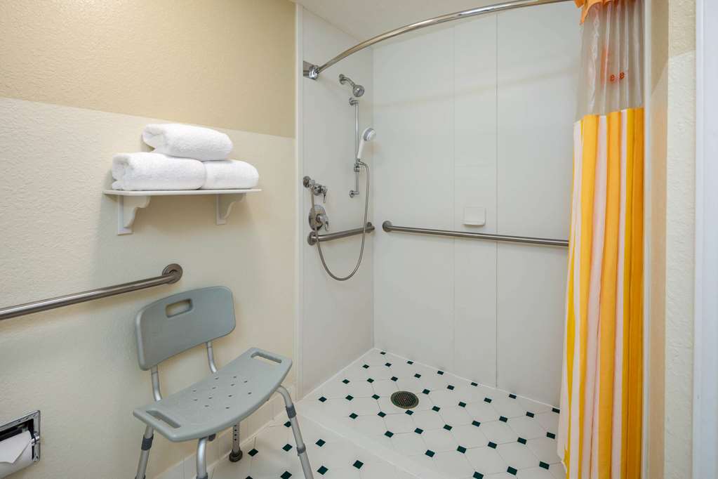 La Quinta by Wyndham Haywood Mall Near Greenville Downtown - photo 30