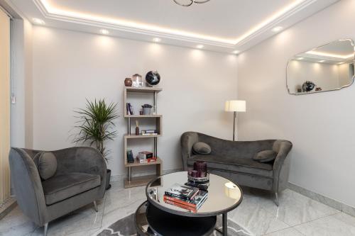 Luxurious 2 King size bed flat with Patio — 4-Star Luxury Hotel in London, United Kingdom