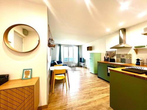 Les Quais Vue Fleuve Proche Gare & Parking Prive in Grenoble, France