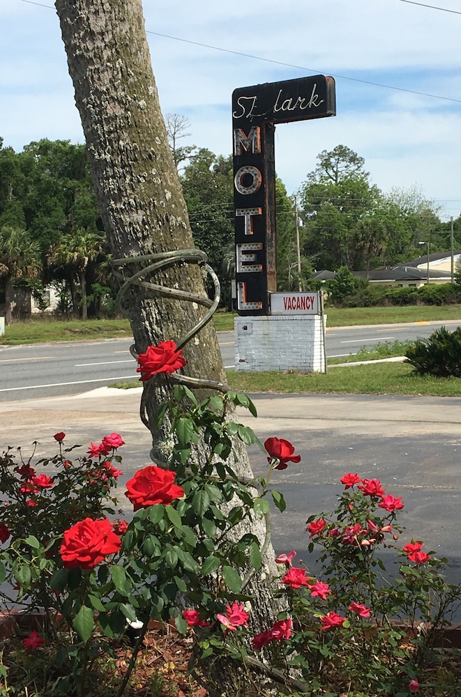 Skylark Motel - photo 23