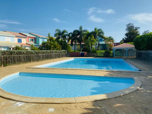 Maison mitoyenne piscine Citerne jardin parking plage — 4-Star Luxury Hotel in Le Gosier, Guadeloupe