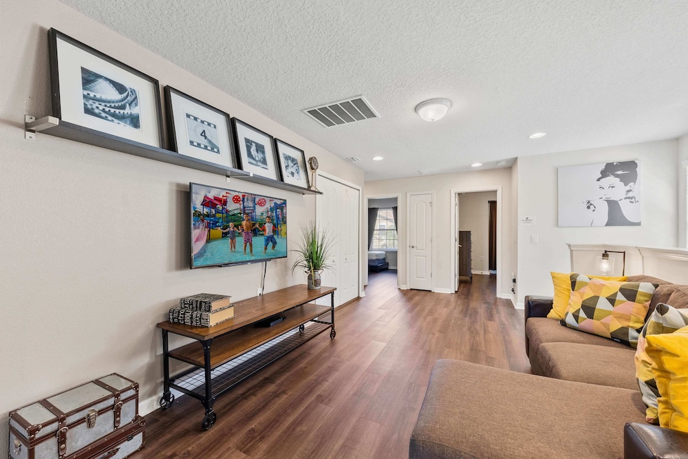 Beautiful Townhome With Splash Pool and Game Room - photo 45