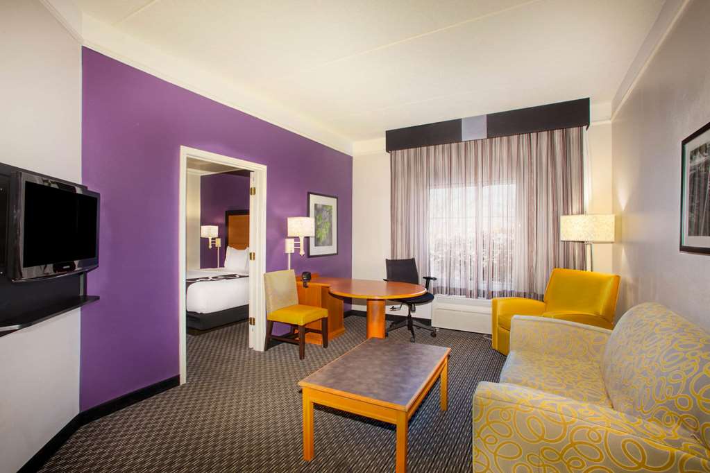 La Quinta Inn & Suites by Wyndham St. Louis Westport - photo 42