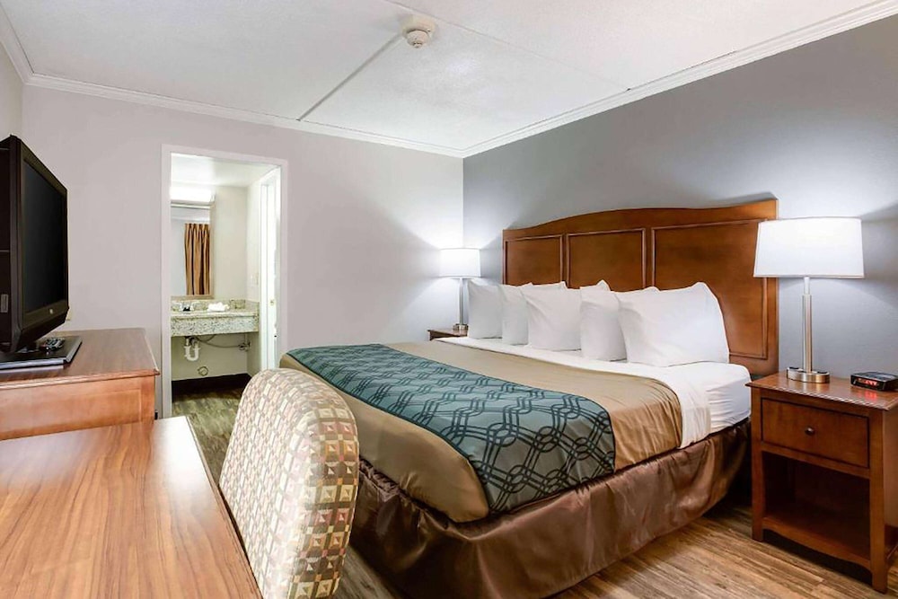 Travelodge by Wyndham Canton Livonia Area MI - featured photo