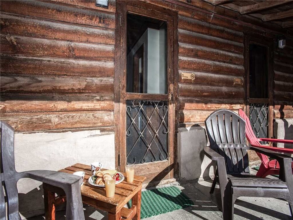 Apache Village Cabinette 11 Queen Bed Midtown Sleeps 2 in Ruidoso, United States