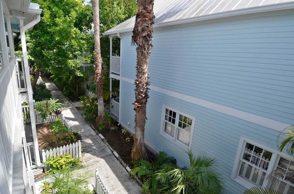 Bahamian Reed by Avantstay Walk to Everything w Community Pool Month Long Stays Only - photo 25