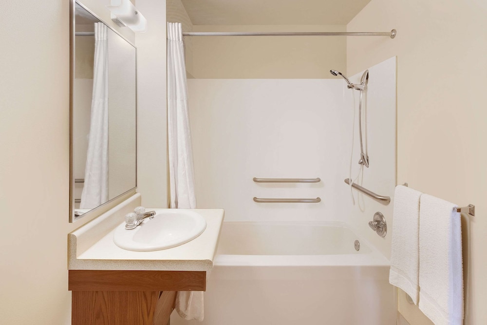 WoodSpring Suites Des Moines Pleasant Hill - photo 17