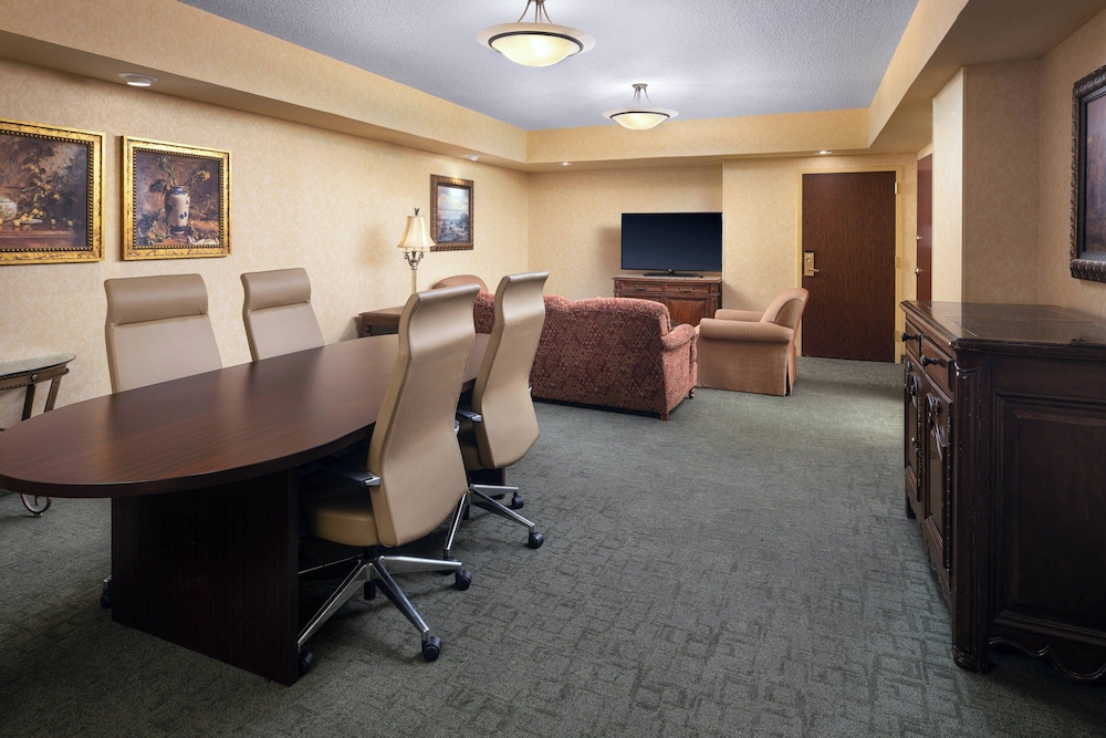 Renaissance Tulsa Hotel & Convention Center - photo 13