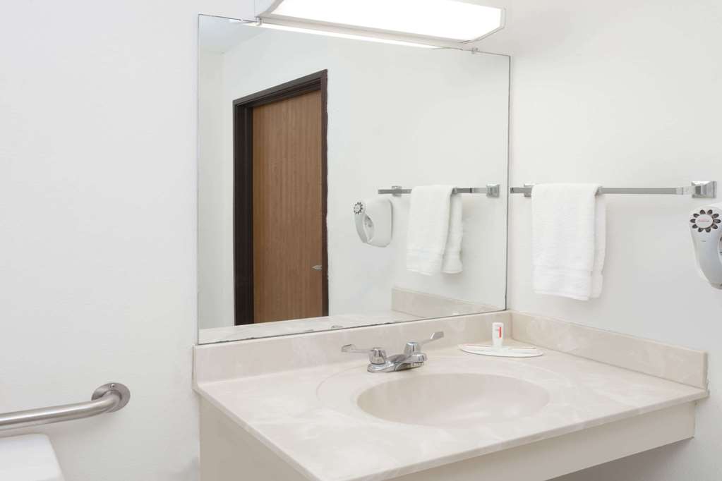 Super 8 by Wyndham Washington Peoria Area - photo 8