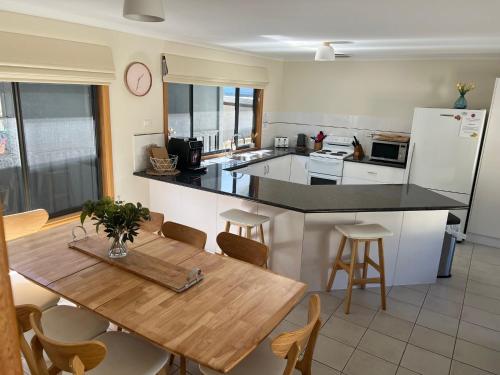 Shore Beats Work - carbon neutral hotel in Robe