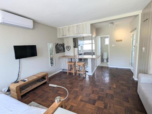 Modern Studio with Balcony & Parking in Gardens