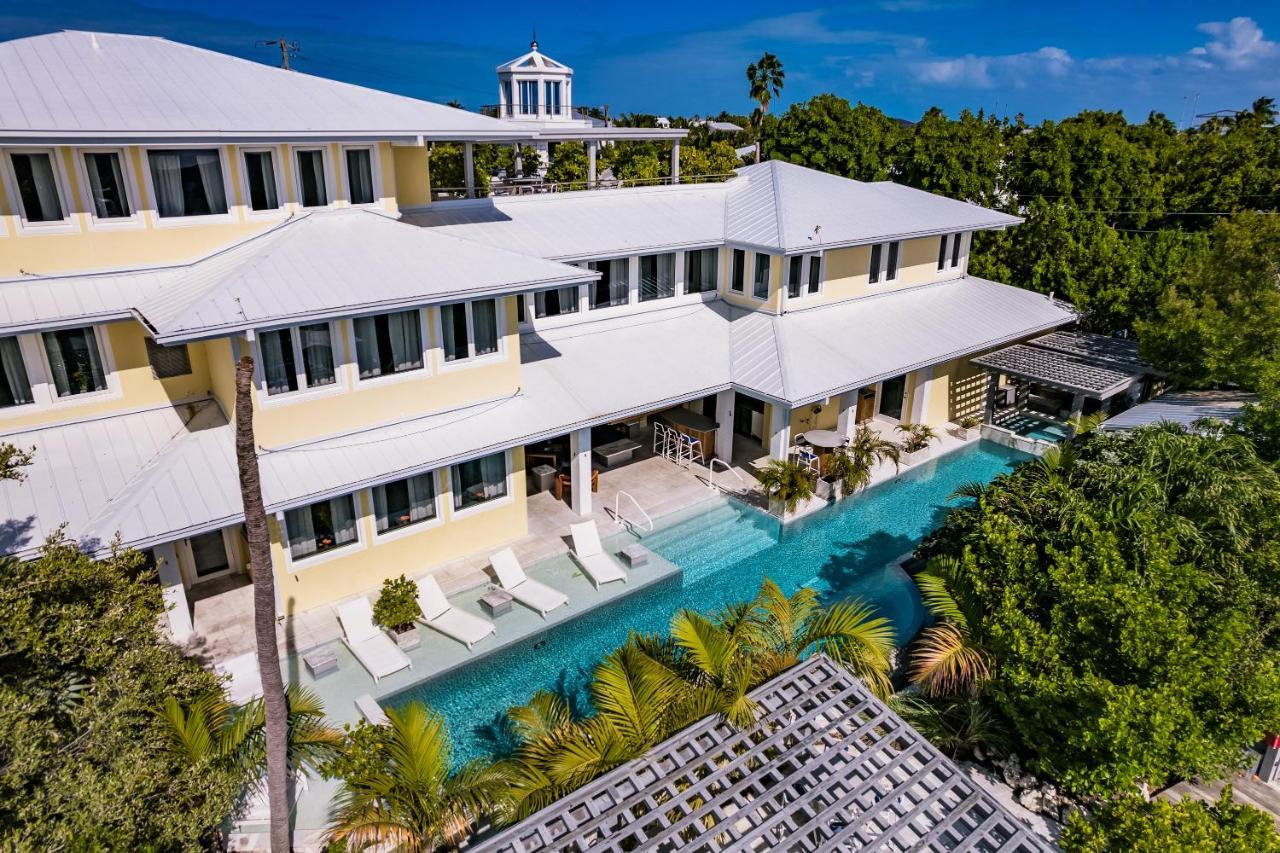 Luxury Villa 60 ft Pool Jacuzzi Endless Amenities — 4-Star Luxury Hotel in Marathon, United States
