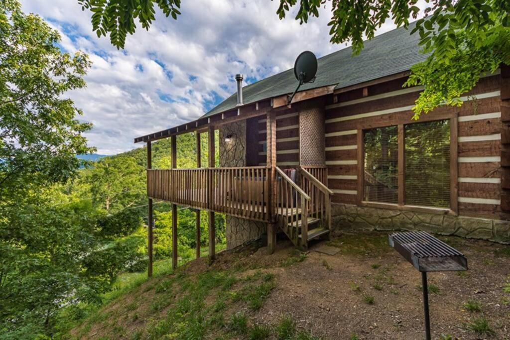 View Private Hot Tub Pool Table Fireplace Relax — 4-Star Luxury Hotel in Sevierville, United States