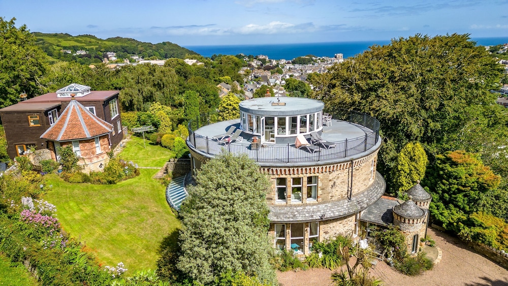 The Round House Panoramic views of Devon's Coast and Country — 4-Star Luxury Hotel in Ilfracombe, United Kingdom
