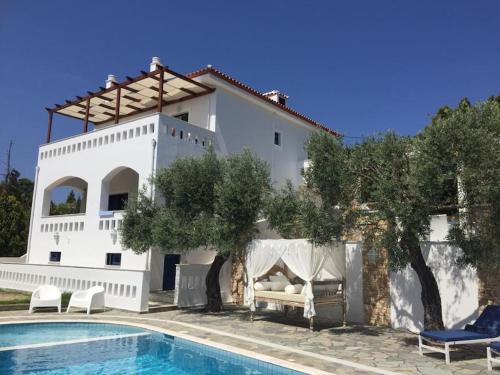 Villa Victoria apartment — 4-Star Luxury Hotel in Patitirion, Greece