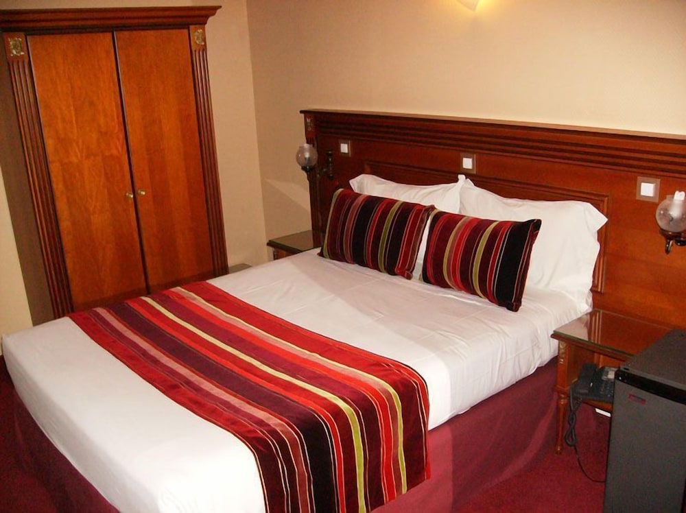 Hôtel du Val de Seine — hotel in Mantes-La-Jolie