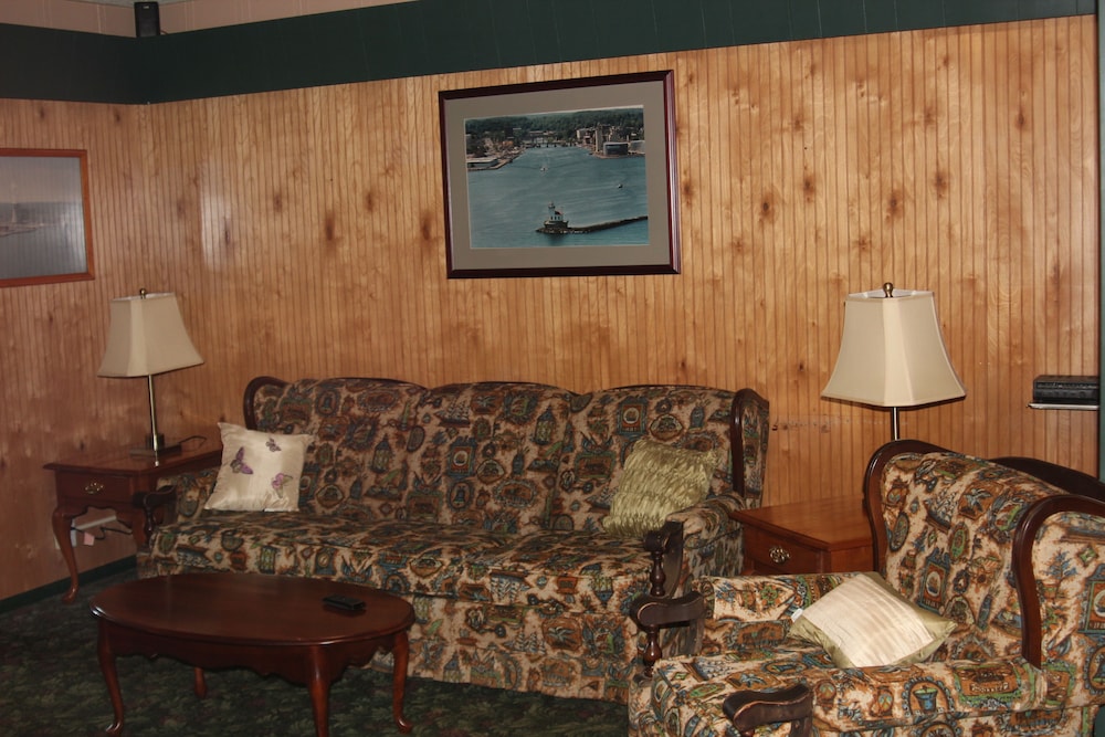 The Evergreen Motel - photo 53