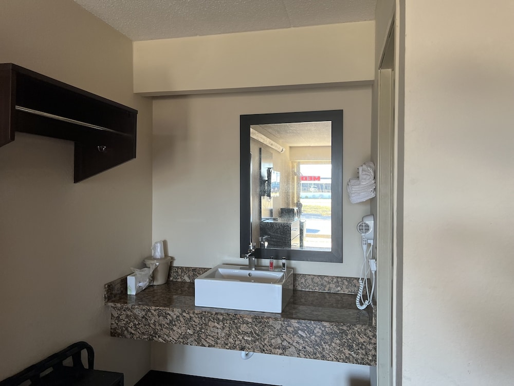 Travelodge by Wyndham Holland Toledo - photo 2