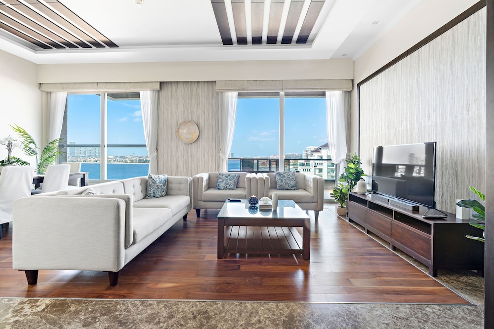 WelHome Deluxe Apartment With Panoramic Sea Views — 5-Star Luxury Hotel in Dubai, United Arab Emirates