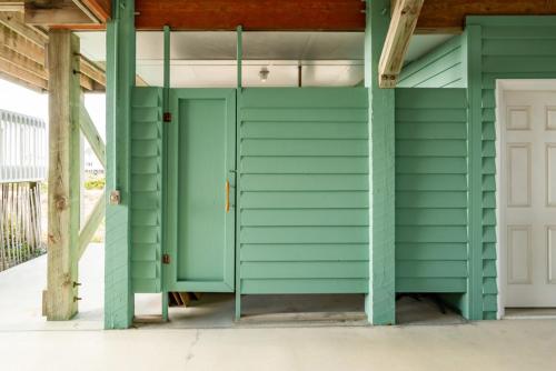 Emerald Breeze by Oak Island Accommodations - photo 16