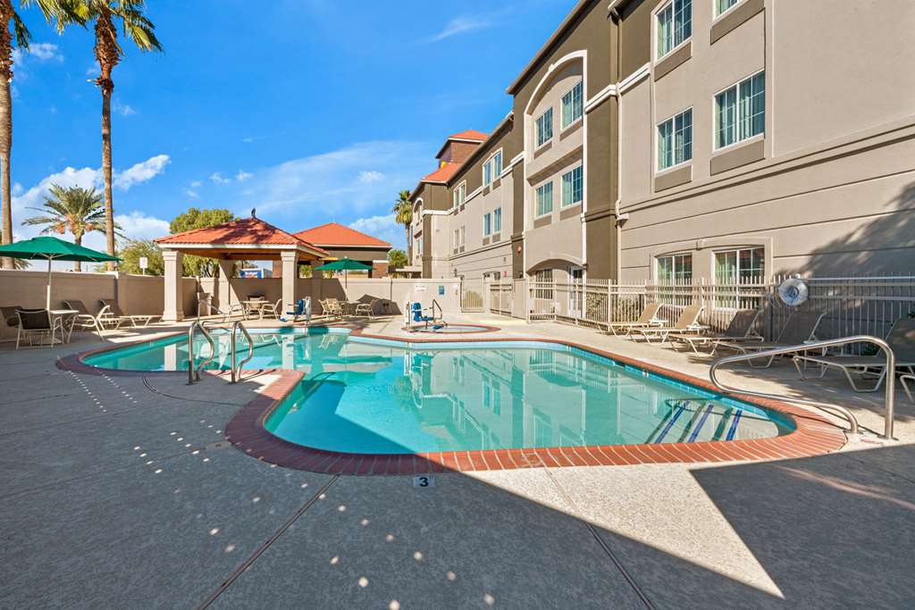La Quinta Inn & Suites by Wyndham Phoenix I 10 West - photo 8