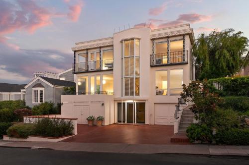 Sea Serenity Coastline Views and Pool — 4-Star Luxury Hotel in San Diego, United States
