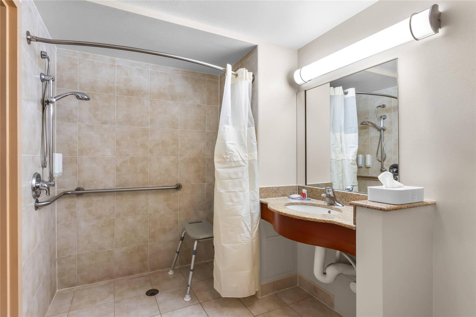 Econo Lodge Woodbridge - photo 16
