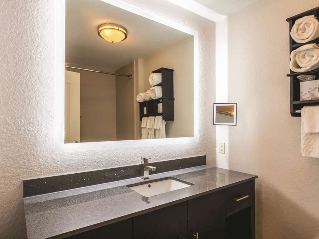 La Quinta Inn & Suites by Wyndham Prattville - photo 40