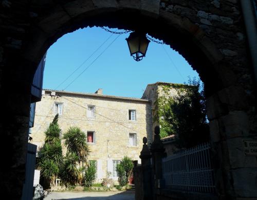 Logis de la Meschaussee Dans Donjon du Xie Siecle - last minute hotel in Unknown City