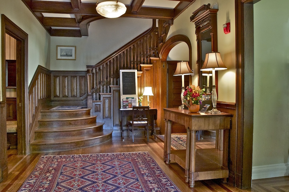 Hilltop Inn — Newport — photo 2