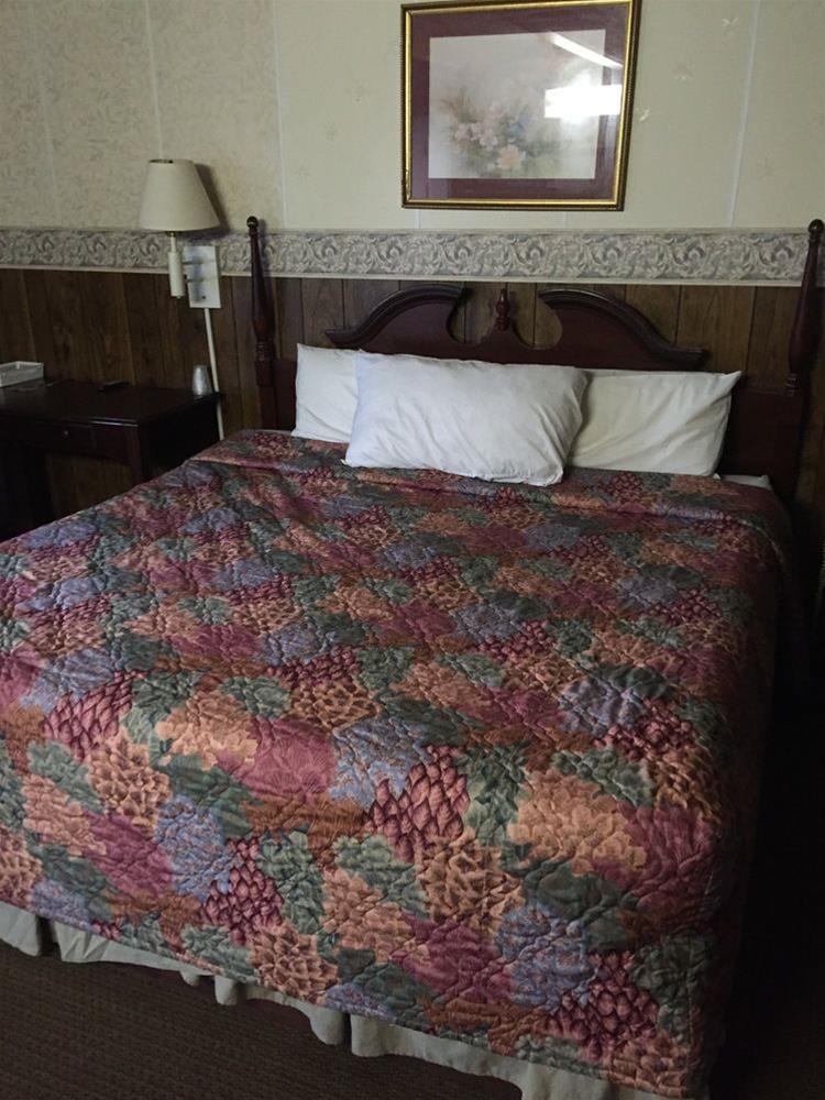 B & J Motel - photo 12