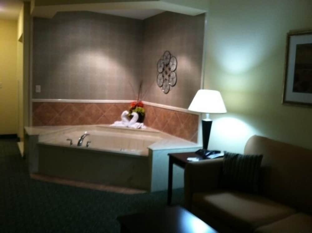 Holiday Inn Express & Suites Covington by IHG - photo 28