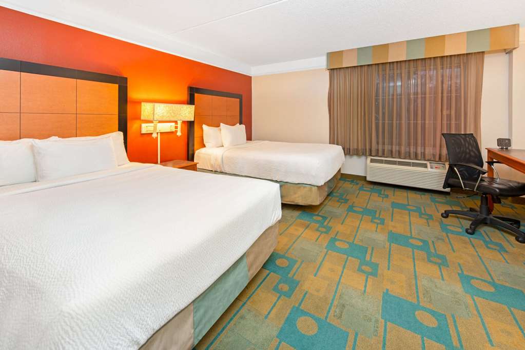 La Quinta Inn & Suites by Wyndham USF - photo 27