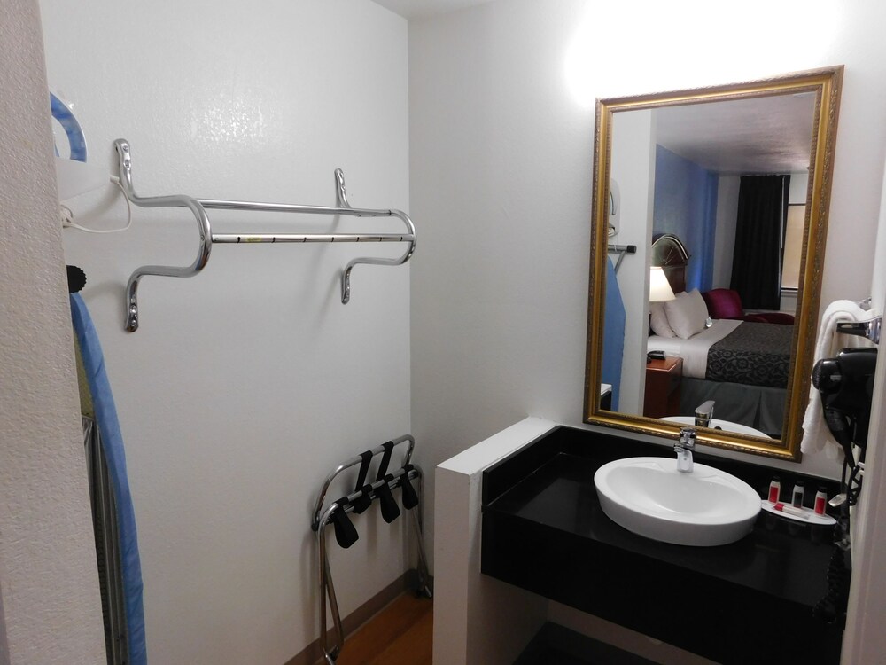 Days Inn By Wyndham Oklahoma City Nw Expressway - photo 36