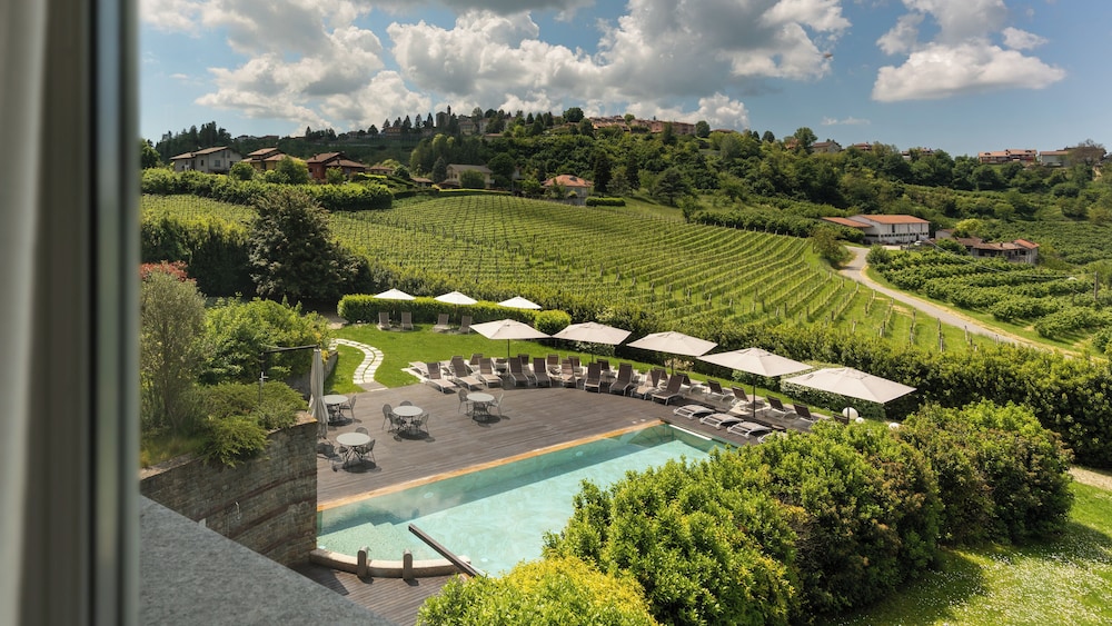 Relais Villa D'Amelia — 4-Star Luxury Hotel in Benevello, Italy