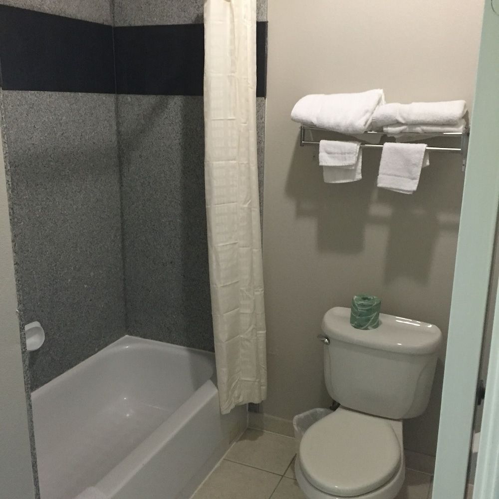 Camelot Inn & Suites Hobby Gulf Freeway - photo 6