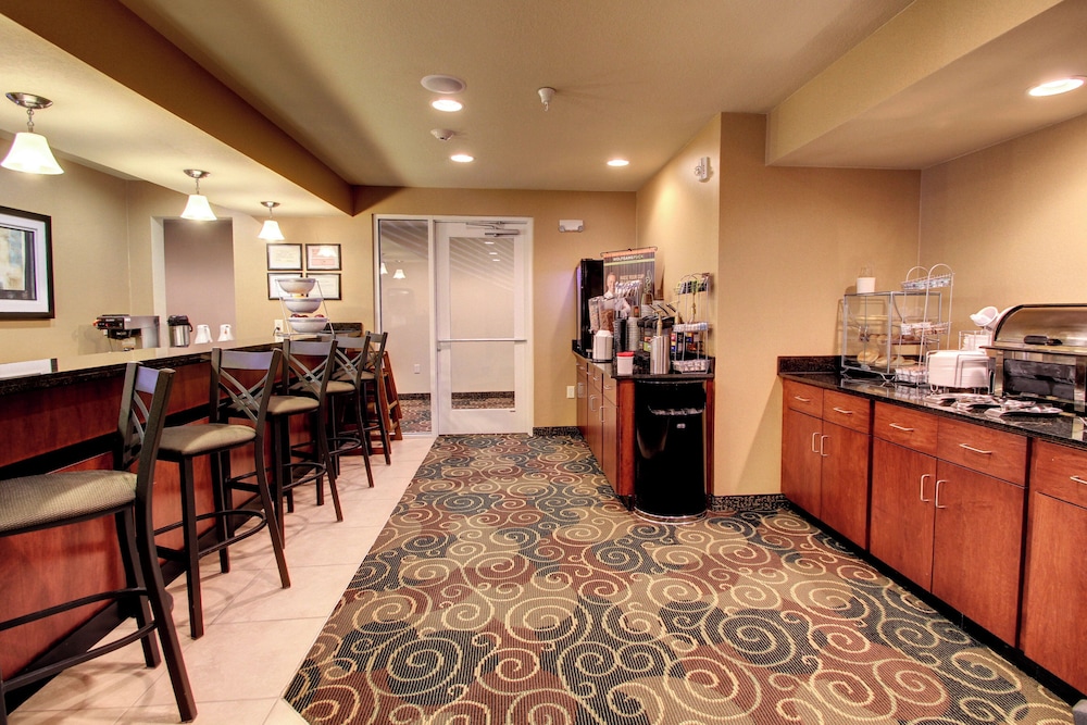 Cobblestone Hotel & Suites Newton - photo 36