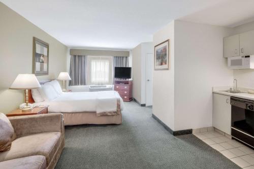 Hawthorn Suites by Wyndham Sacramento - photo 8