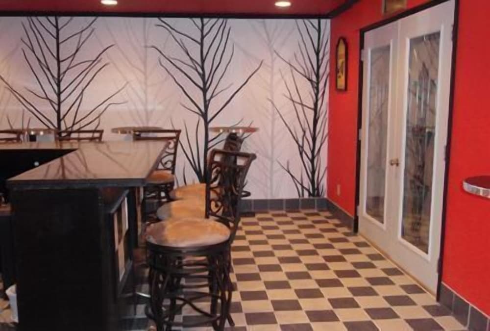 Roseau Motel & Diner - photo 5