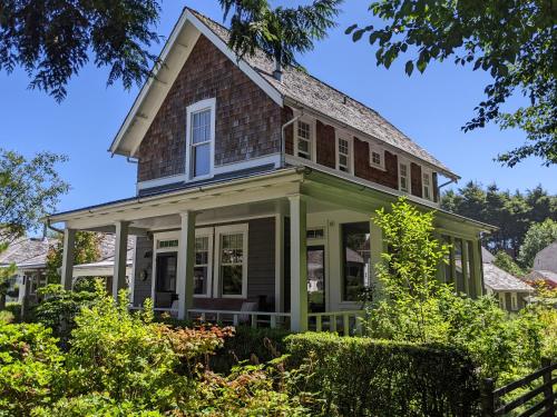 Ellas Escape by Seabrook Hospitality in Huntington Beach, United States