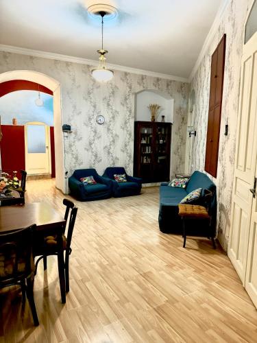 Old Tbilisi Authentic spacious 3BR Apartment with Balcony Walk to Freedom Sq Family friendly