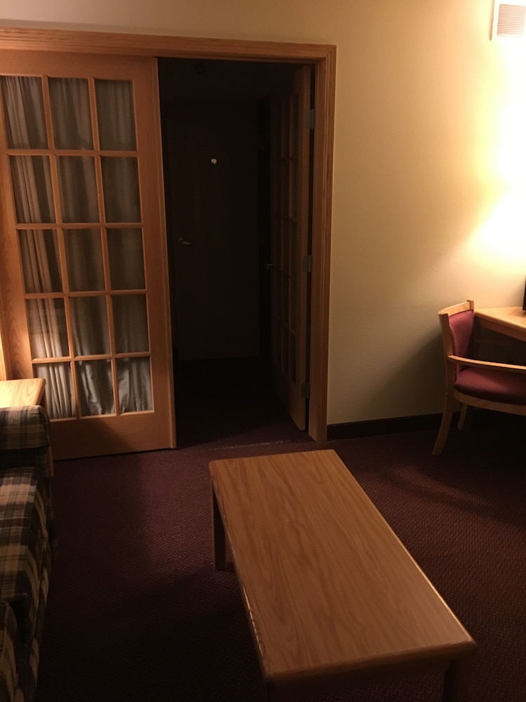 Moose Lake Lodge & Suites - photo 10